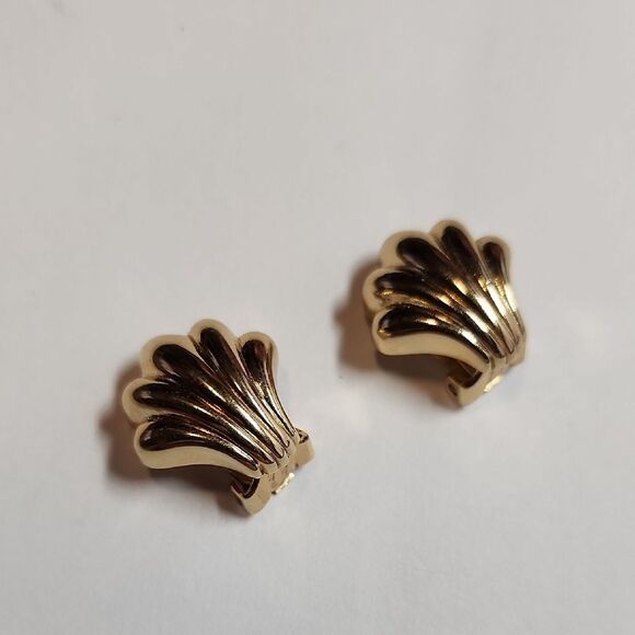 Vintage Christian DIOR Gold Shell Clip On Earrings - Picture 1 of 6